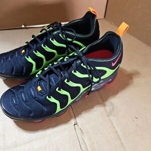 Mens size 11 nike vapormax plus